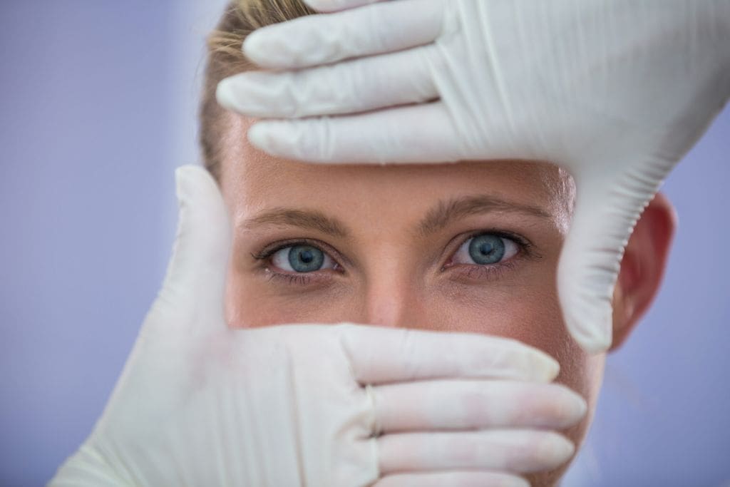 ¿Cuáles son los síntomas de una córnea dañada?